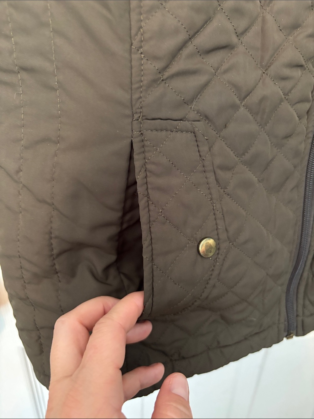 Stylish Quilted ArmyGreen Vest w/ Sherpa Collar & Interior.Great for chilly days - Picture 3 of 9
